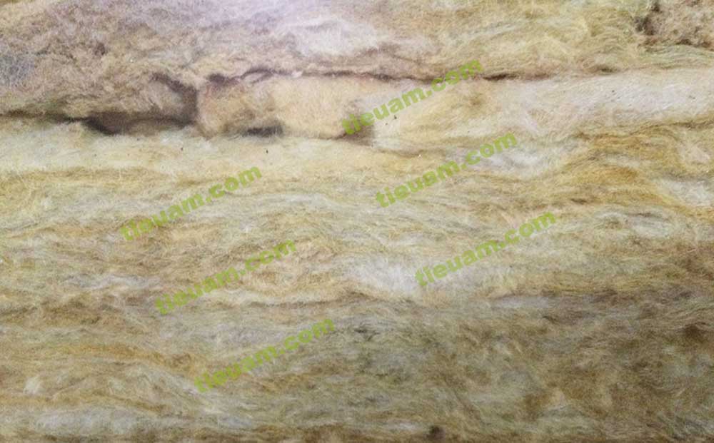 Bông khoáng Rockwool và cách nhận biết chất lượng bông khoáng? 4 Bông khoáng Rockwool trung quốc sợi ngắn, màu vàng và liên kết kém khi thi công thường hay bị mủn