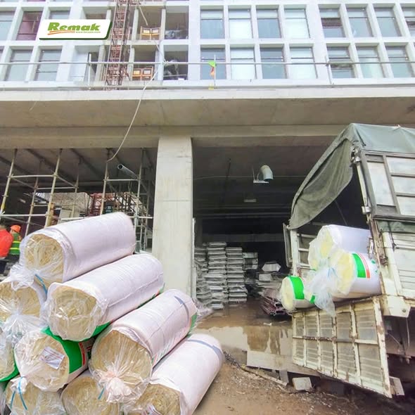 Bông thuỷ tinh cũng là vật liệu cách nhiệt được tin dùng trong các công trình nhà xưởng, nhà kho