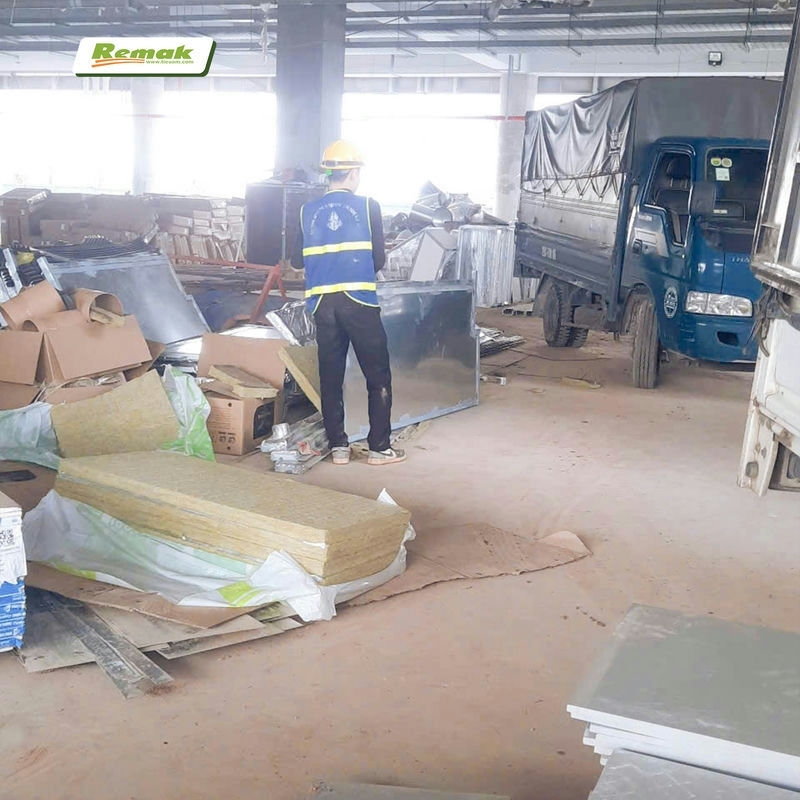Bông khoáng mặt bạc được các đơn vị thi công yêu thích vì thi công tiện lợi
