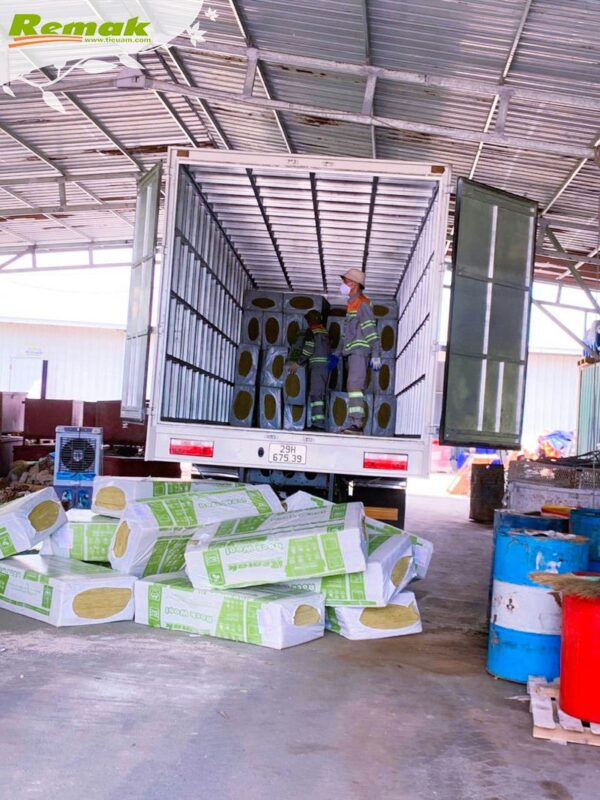 Bông Khoáng Remak® Rockwool và Tấm Cản Âm Remak® SoundOFF Barrier - Bộ Đôi Vật Liệu Cách Âm Tiêu Âm Số 1 Cho Mọi Công Trình Quy Mô Quốc Tế 6 Bông cách âm tiêu âm Remak được sản xuất từ đá bazan núng chảy, tạo thành sợi nhỏ mang đặc tính hấp thụ và giảm truyền âm thanh
